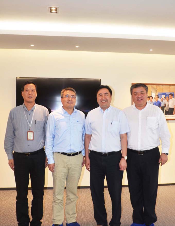 趙振元同志、何平書記與上海寶冶集團(tuán)董事長王石磊、總經(jīng)理陳剛親切合影.jpg