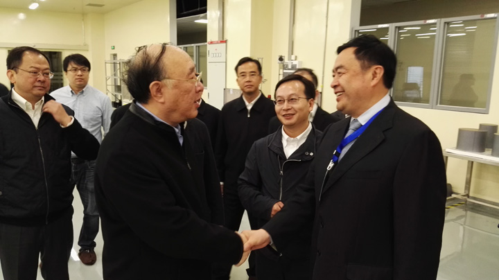 2重慶市市長(zhǎng)黃奇帆與趙振元同志親切交談，中立者為重慶超硅總經(jīng)理長(zhǎng)陳猛.jpg