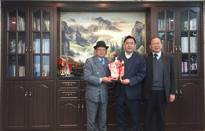 趙振元與陳宗欣教授、蛯子晴夫總經(jīng)理親切合影.png