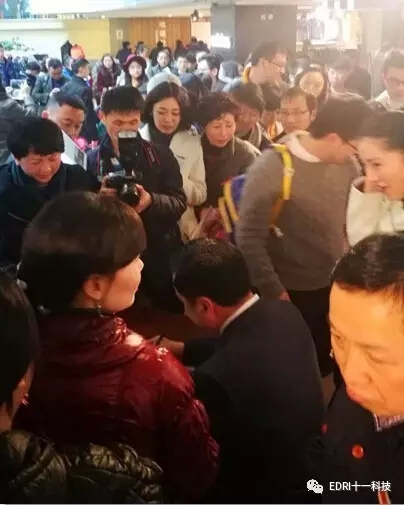 15-讀者排隊等候簽名，把趙振元圍得水泄不通.webp.jpg
