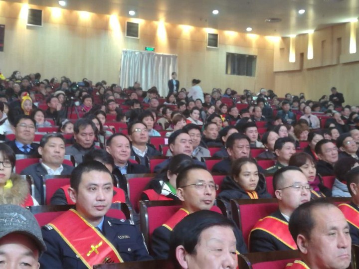 2-趙振元同志與袁三軍市委書記、市人大主任李明楨、市政協(xié)主席談得勝、駐鞏義部隊(duì)首長等一起觀看晚會.jpg