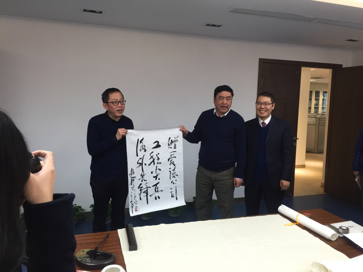 5-趙振元同志與愛德公司總經(jīng)理鄒克，首席顧問崔永祥親切合影.jpg