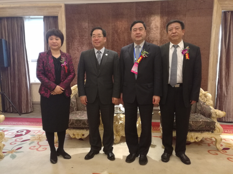 9-趙振元與袁三軍（右一）、孫淑芳（左一）、李中航（左二）親切合影.jpg
