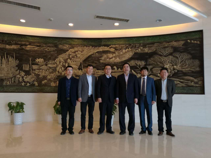 9-趙振元、周安舉、賀奎田、郭明偉與與中天集團(tuán)總裁薛馳、中天科技新能源產(chǎn)業(yè)鏈總經(jīng)理曹紅彬親切合影.jpg
