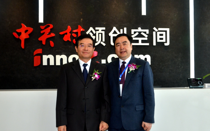 22-趙振元同志與成都市政協(xié)副主席、黨組副書記郝康理親切合影.jpg
