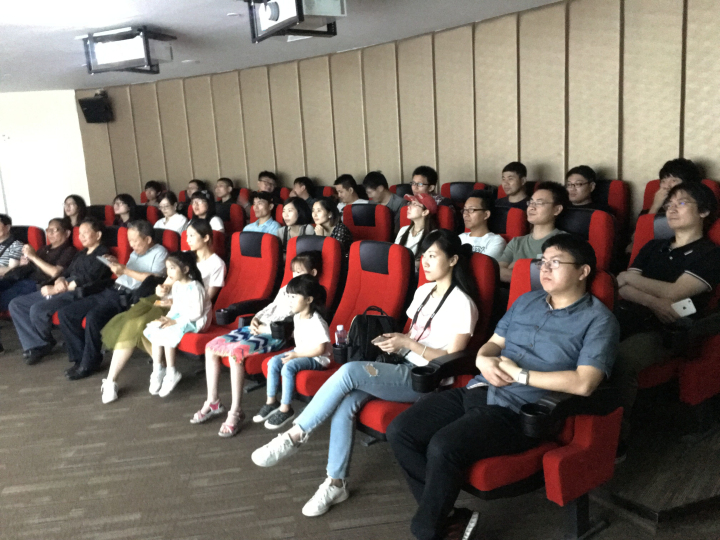 3-杭州分院干部員工在展館放映廳觀(guān)看十一科技宣傳片.jpg