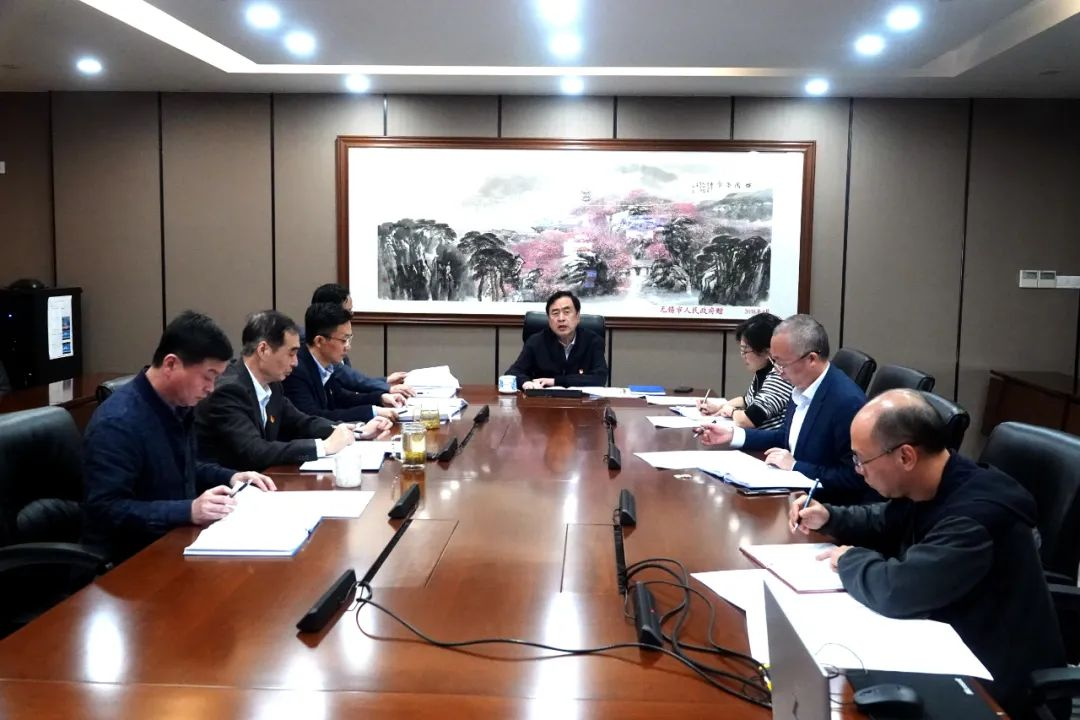 趙振元在黨委中心組學(xué)習(xí)二十大報(bào)告會(huì)上提出三個(gè)工作要點(diǎn)：第一堅(jiān)持十年來的正確路線；第二開啟新的一百年征程；第三堅(jiān)持電子和新能源領(lǐng)域外開辟更多新的賽道_副本.png